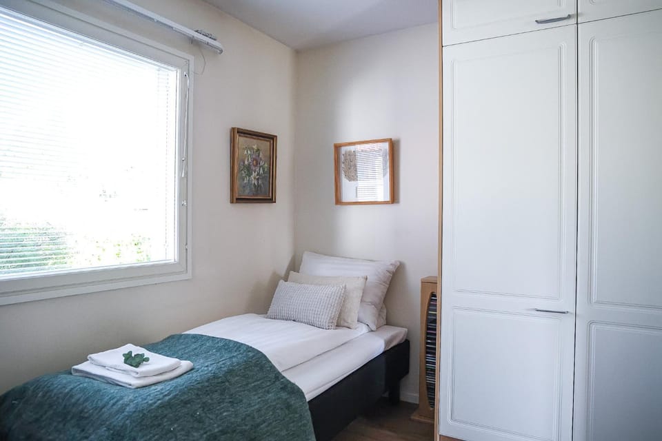 Bed, Bedroom, towels