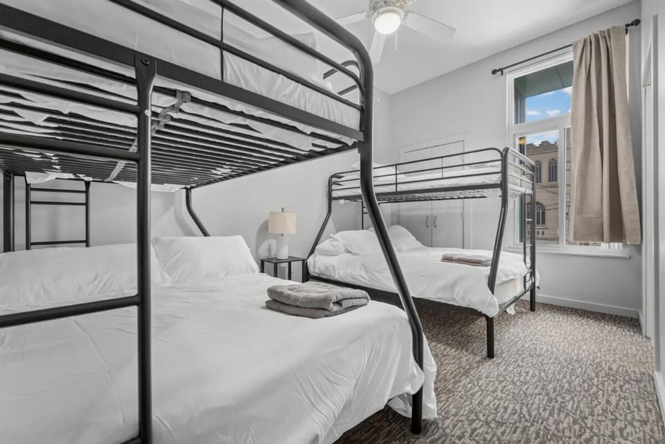 Cozy 2BR Getaway, King Bed, Free Parking Apartment in Cleveland Heights