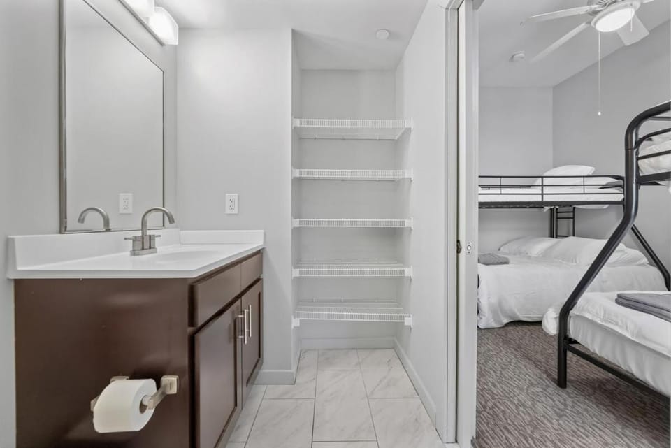 Cozy 2BR Getaway, King Bed, Free Parking Apartment in Cleveland Heights