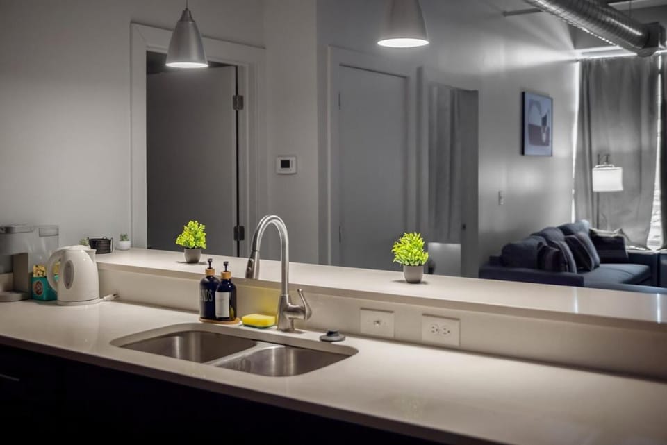 Cozy 2BR Getaway, King Bed, Free Parking Apartment in Cleveland Heights