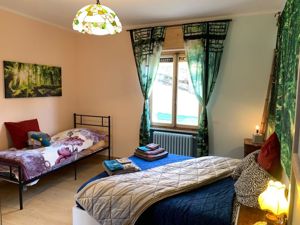 Bed, Bedroom, towels