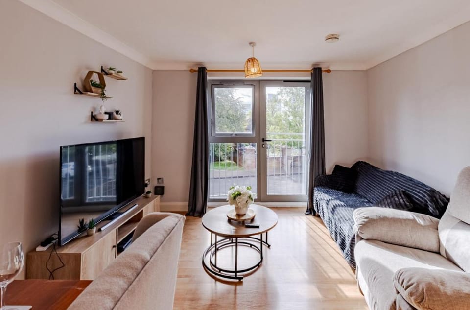 Contractor-Friendly, Private Gated Parking, Fast WiFi, Sofa Bed & Netflix, 5-Min Walk to City Centre, 15-Min Walk to Train Station, Ideal for Relocators & Families Apartment in Coventry