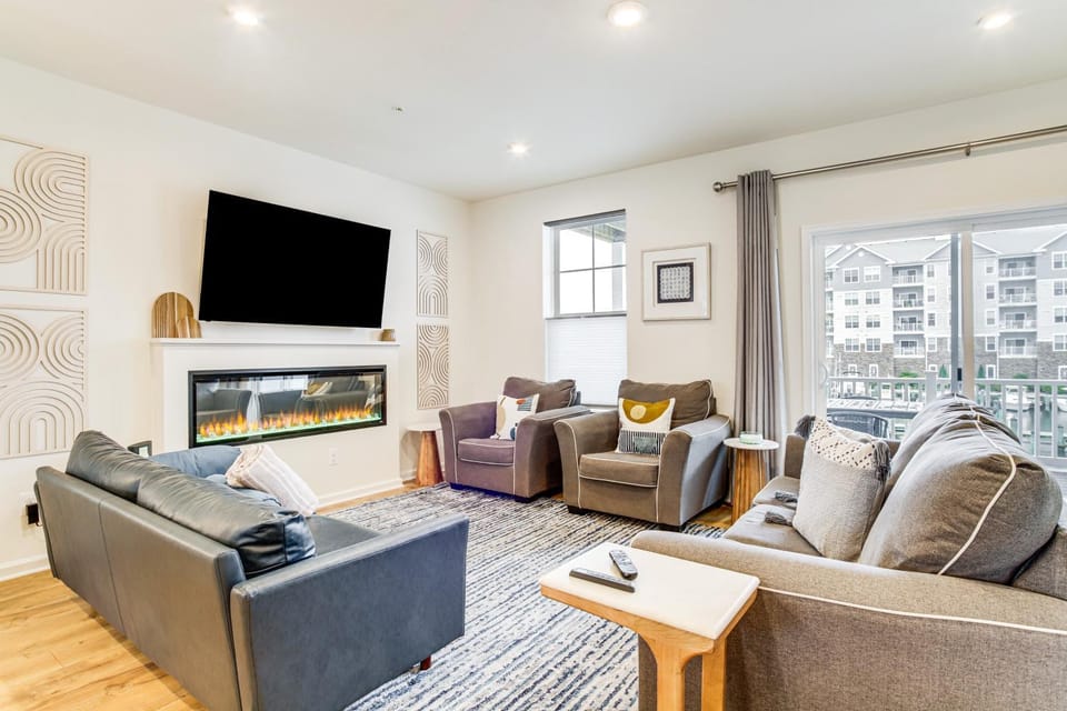 < 1 Mi to Dtwn: Waterfront Townhome in Cambridge! House in Cambridge