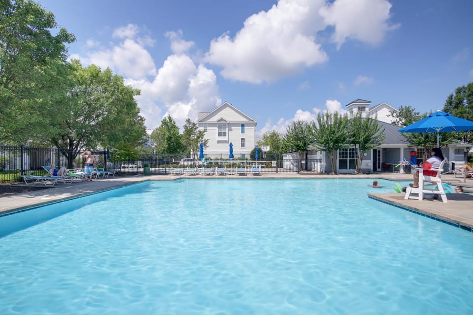 < 1 Mi to Dtwn: Waterfront Townhome in Cambridge! House in Cambridge