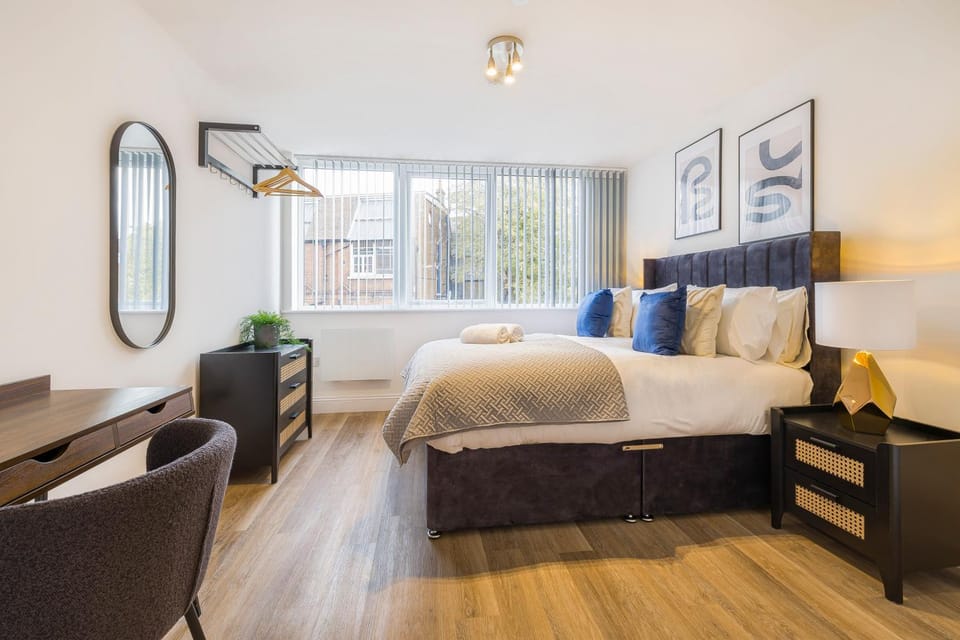 Bed, Photo of the whole room, Seating area, Bedroom