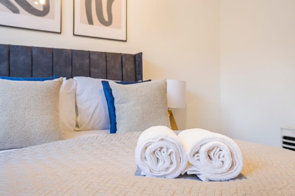 Bed, Photo of the whole room, Bedroom, towels