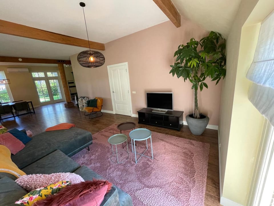 Communal lounge/ TV room, TV and multimedia, Living room, Seating area
