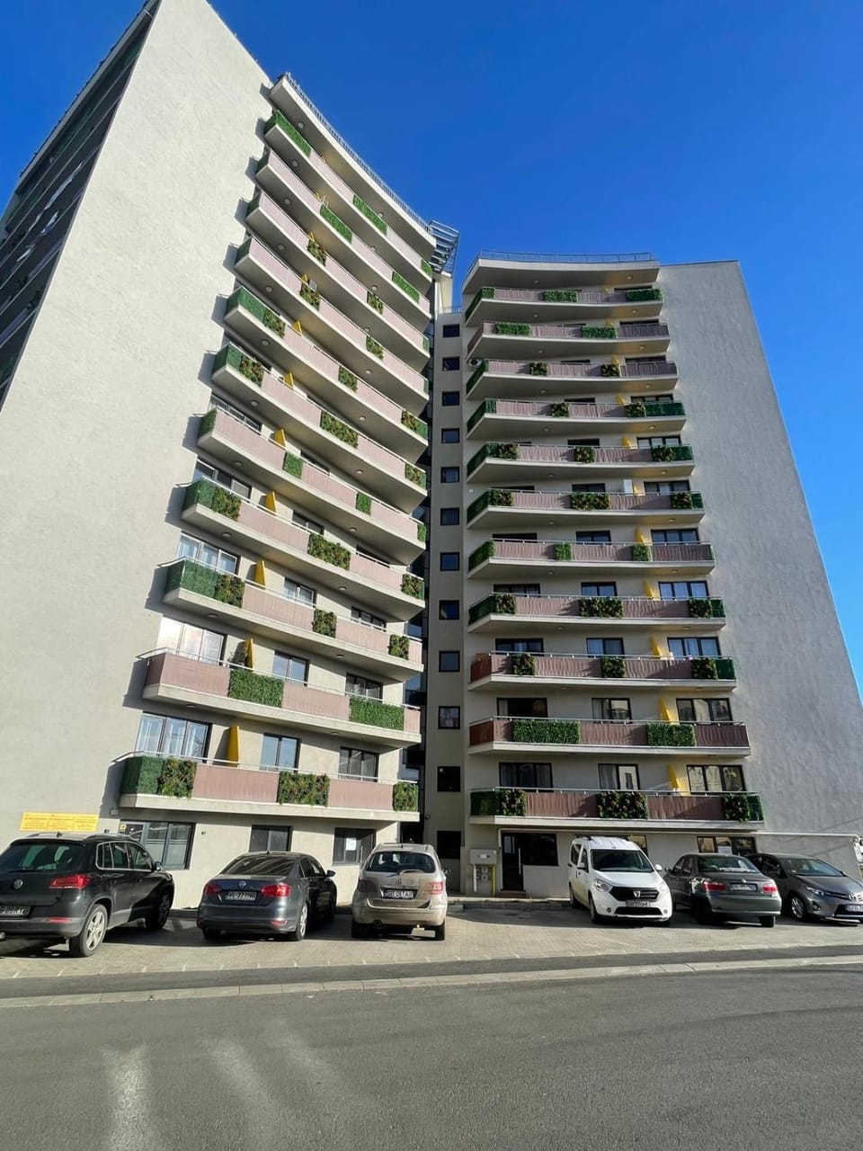 Property building, Day, City view, Location, Parking