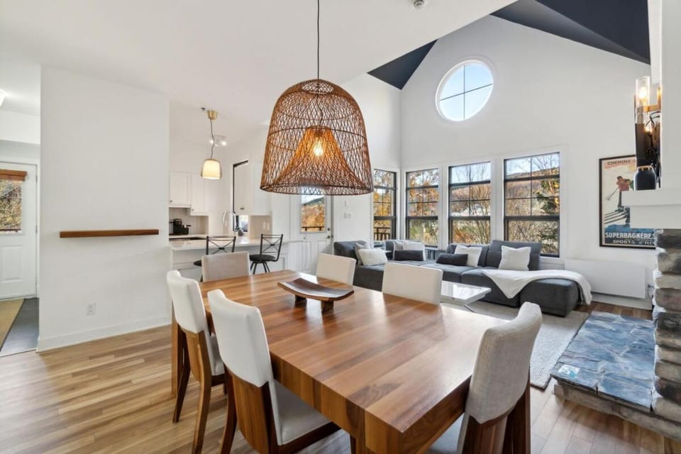 Les Eaux Luxe Mountain View Condo Private Sauna Apartment in Mont-Tremblant