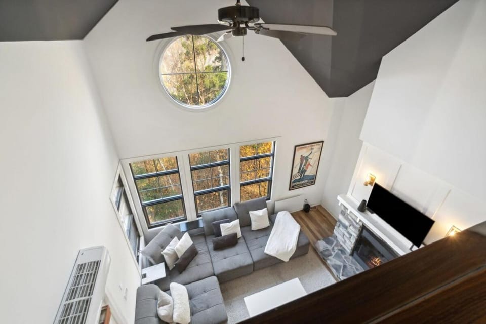 Les Eaux Luxe Mountain View Condo Private Sauna Apartment in Mont-Tremblant