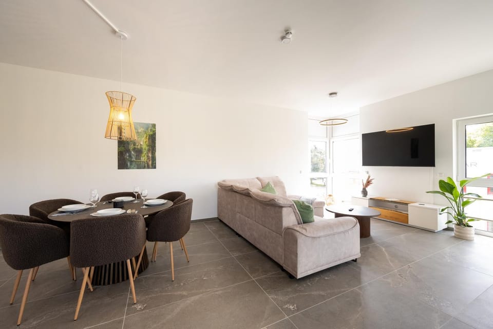 TV and multimedia, Living room, Dining area, Evening entertainment