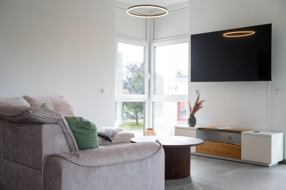 TV and multimedia, Living room, Seating area, Evening entertainment