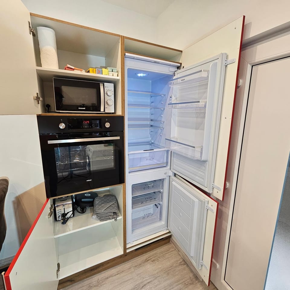 Kitchen or kitchenette, oven