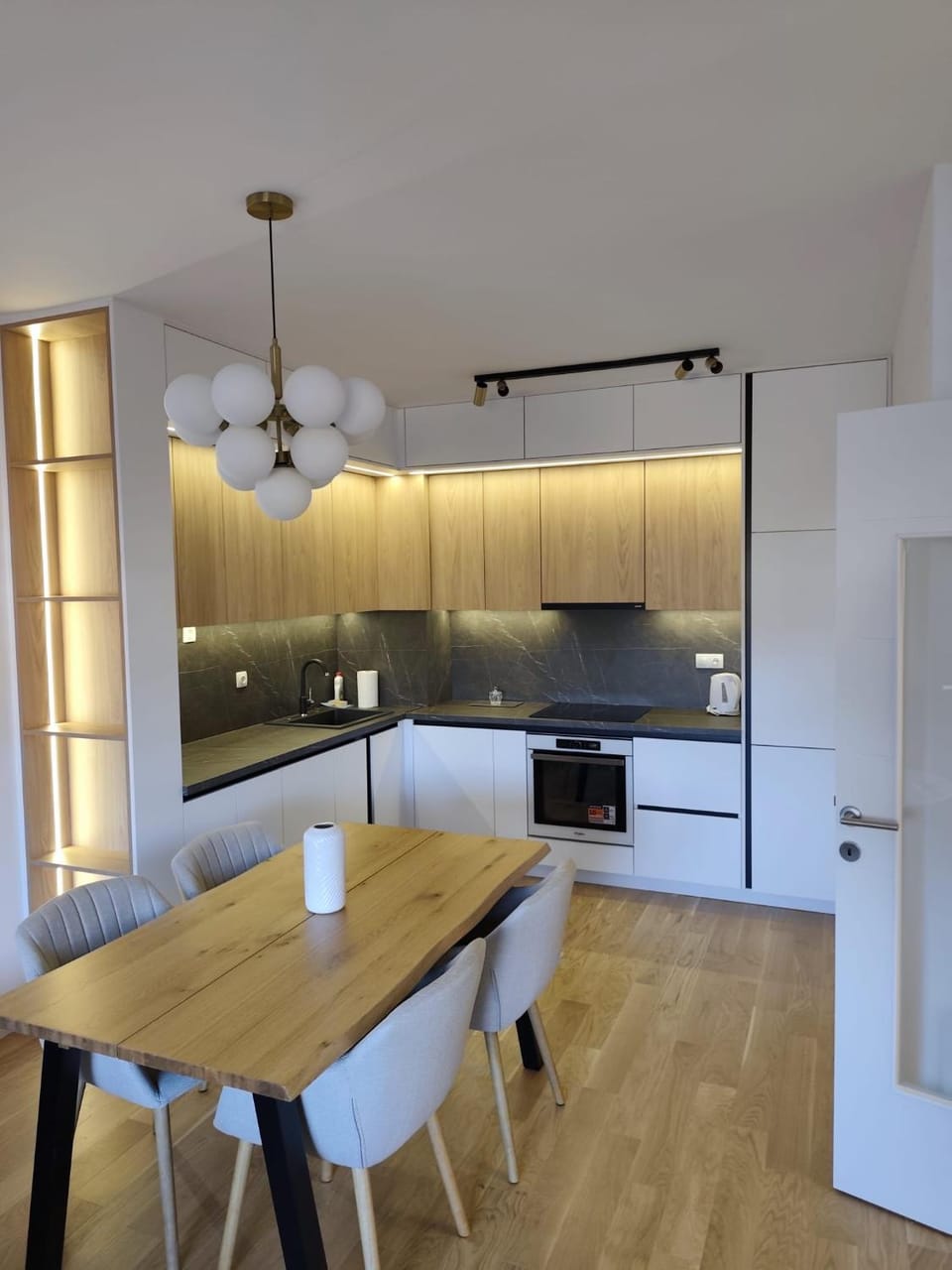 Kitchen or kitchenette, Dining area, minibar, stove