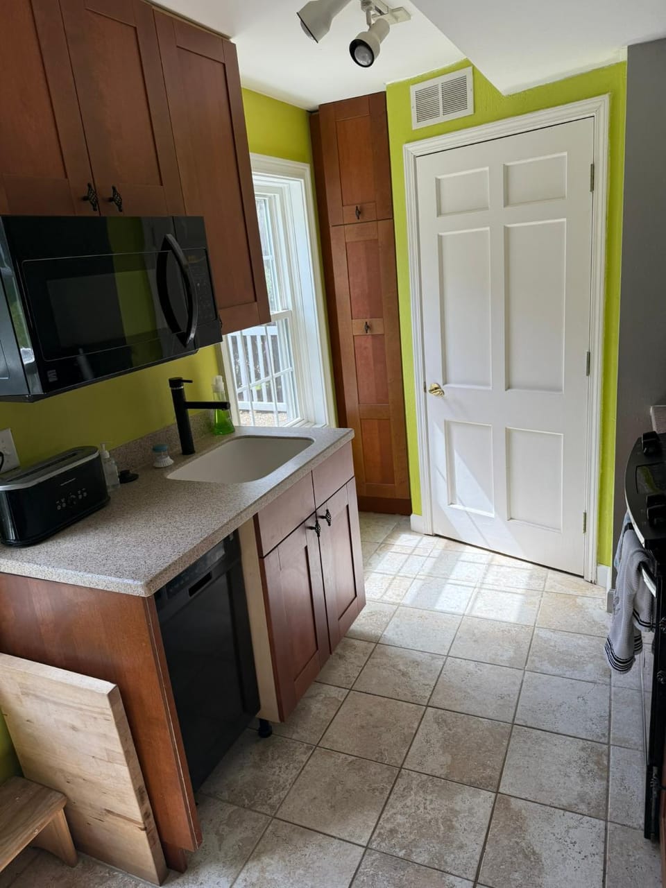 Old Orchard Apartment in Willoughby