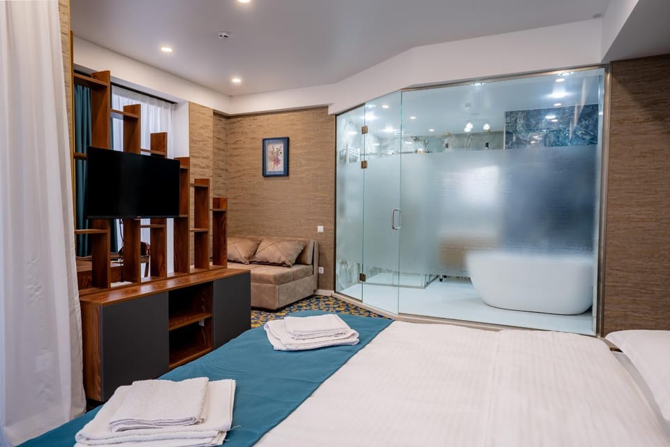 Bed, TV and multimedia, Photo of the whole room, Bath