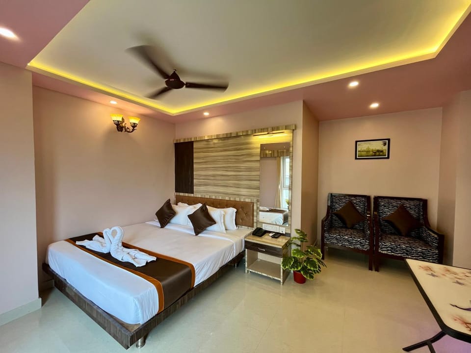 Bed, TV and multimedia, Living room, Photo of the whole room, Seating area, Bedroom, air conditioner