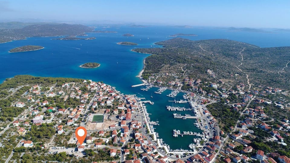 Facade/entrance, Bird's eye view, Location
