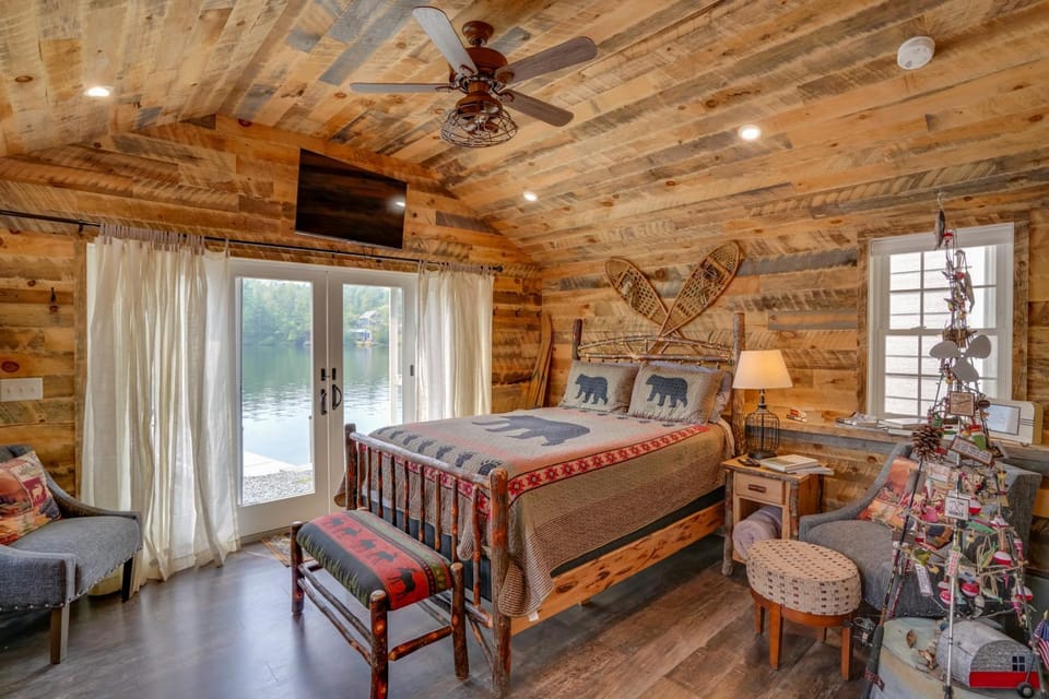 Cozy Cabin on Crooked Lake: Swim, Kayak & Explore! Cabin in Capital District, NY, USA