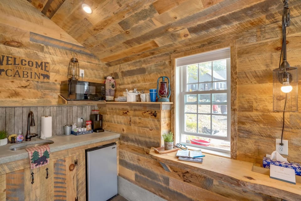 Cozy Cabin on Crooked Lake: Swim, Kayak & Explore! Cabin in Capital District, NY, USA