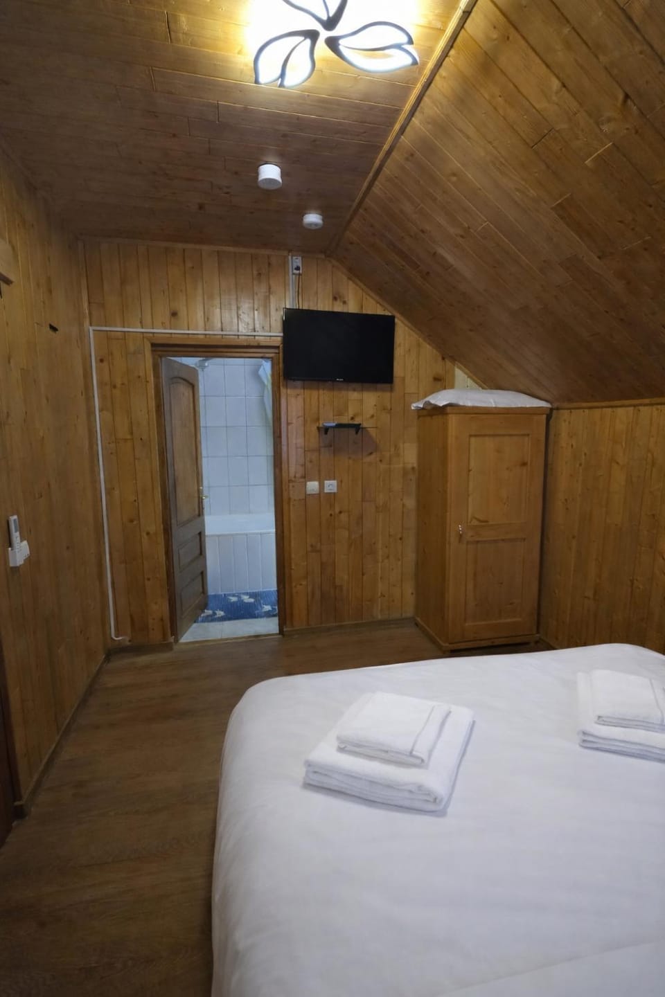 Bed, TV and multimedia, Photo of the whole room, Bedroom, towels, wardrobe
