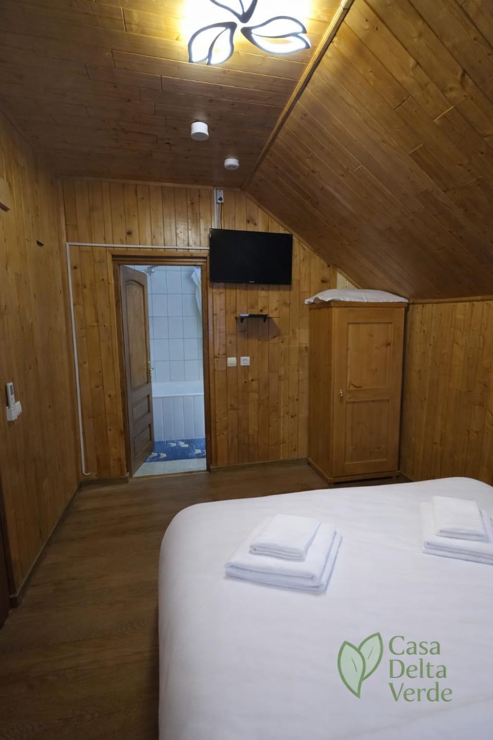 Bed, TV and multimedia, Photo of the whole room, Bedroom, towels, wardrobe