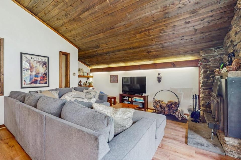 Hawk House House in Mendon