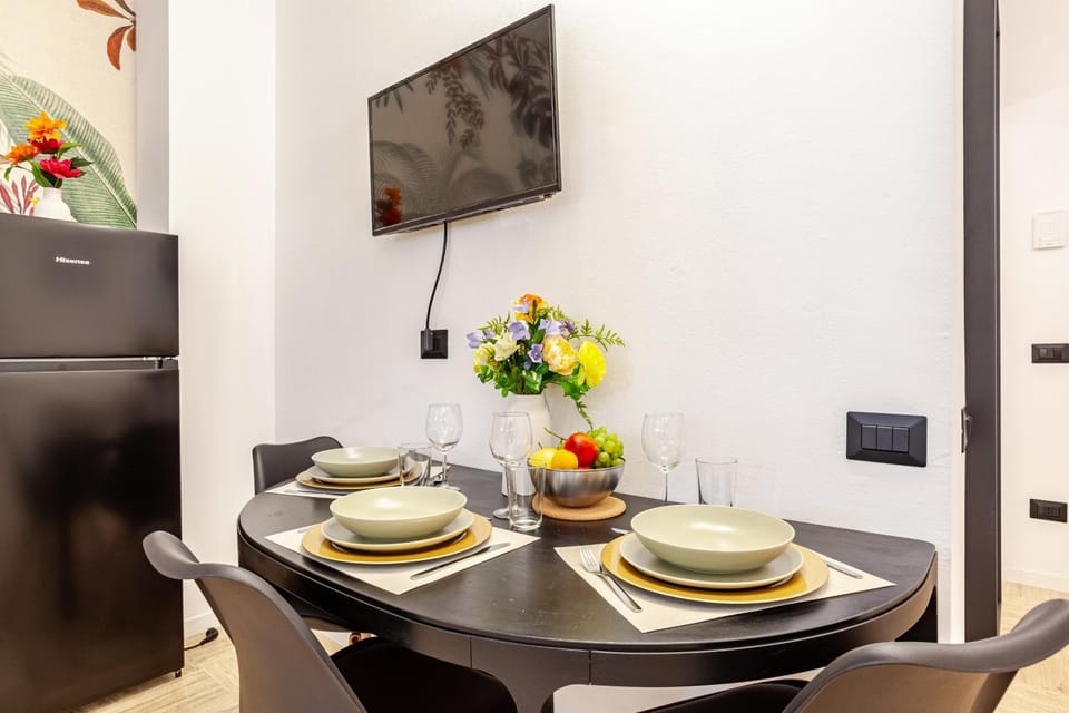 TV and multimedia, Living room, Dining area, Food
