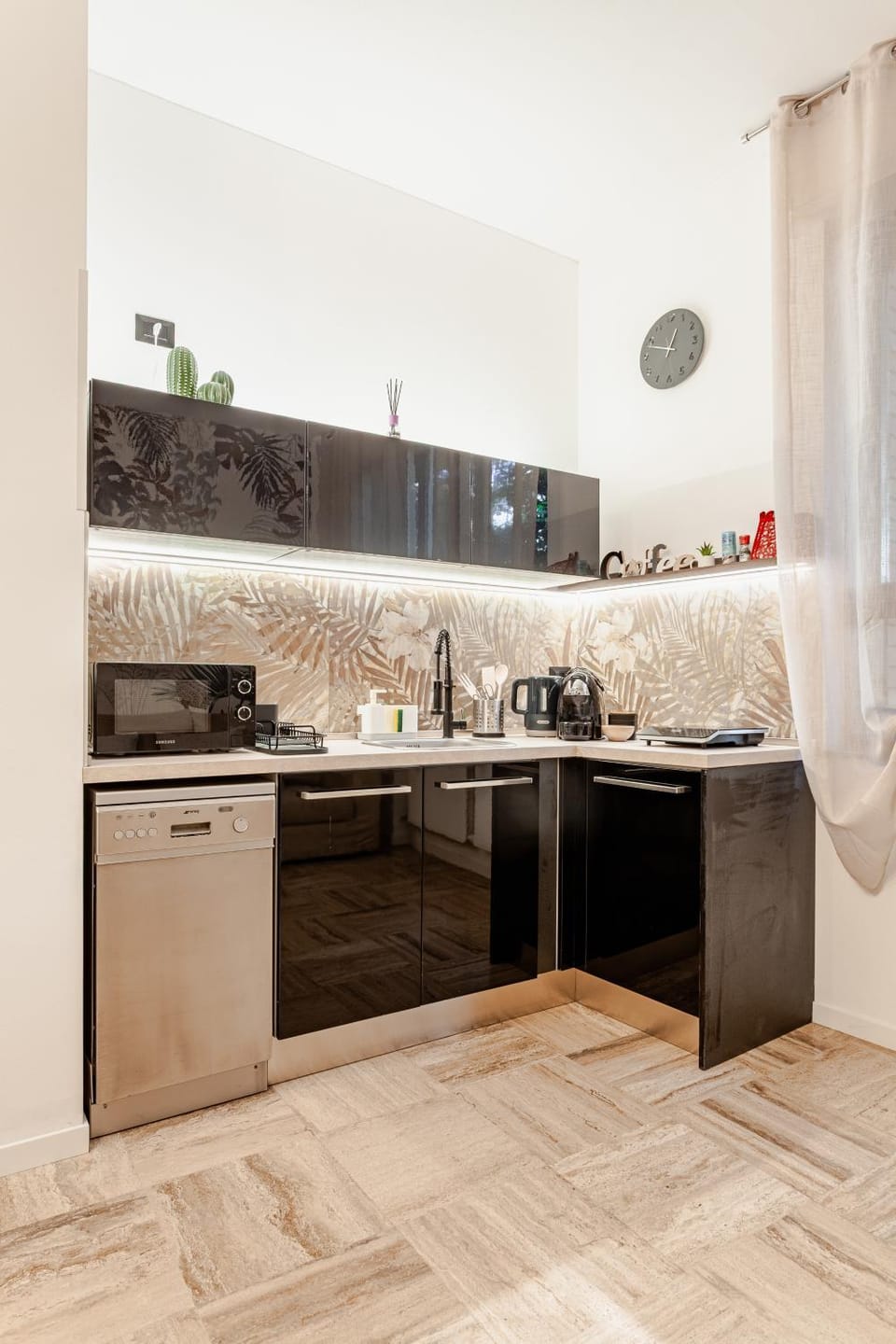 Kitchen or kitchenette, dishwasher, stove