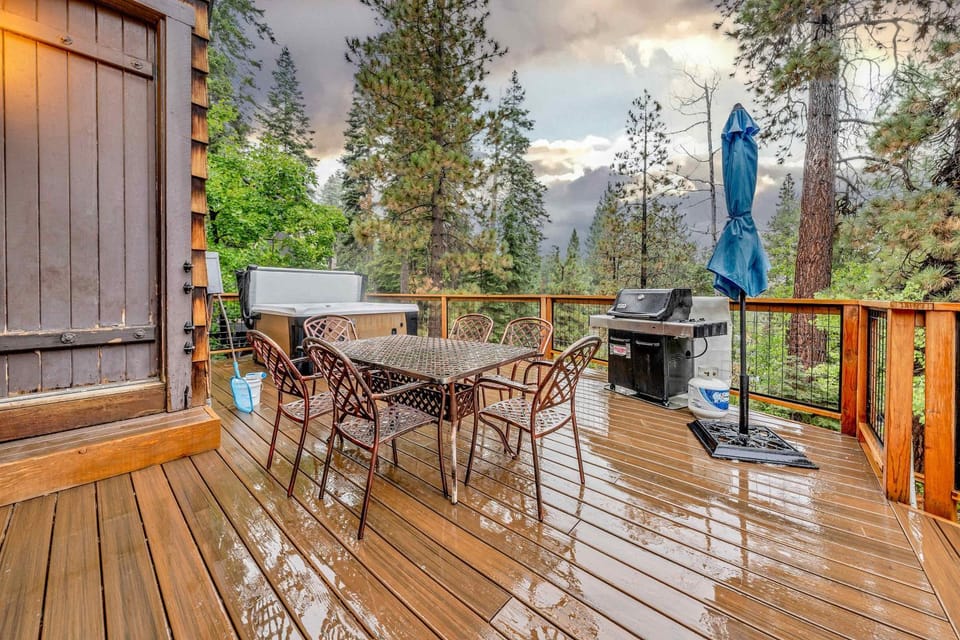 Peaceful Getaway Pet Friendly with Hot Tub and Grill House in Tahoe City