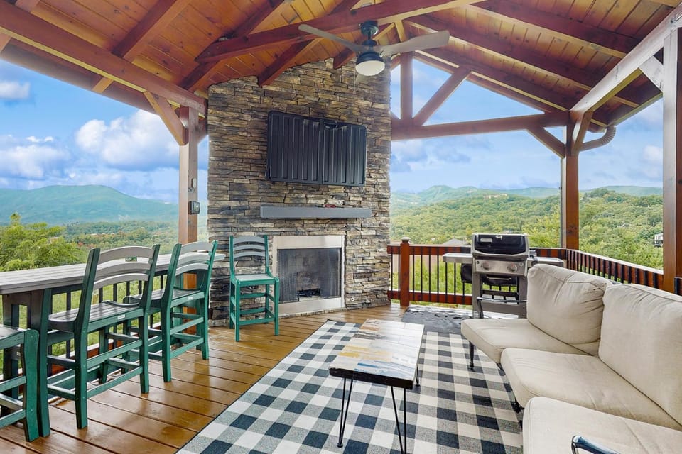 Theater + Arcade! 'Tri-Star Lodge' in Gatlinburg House in Gatlinburg
