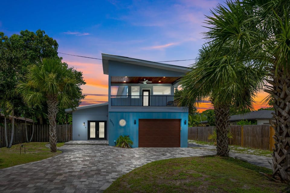 Sleeps 8 Pool Dog Friendly 6 Miles to Beach House in Sarasota