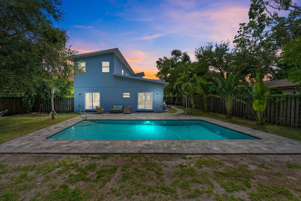 Sleeps 8 Pool Dog Friendly 6 Miles to Beach House in Sarasota