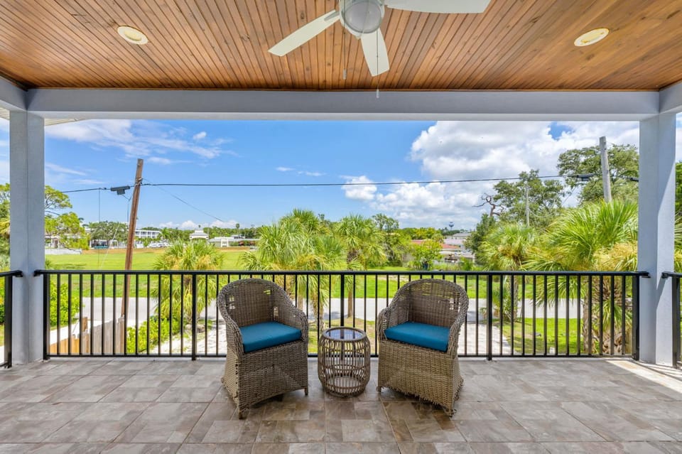 Sleeps 8 Pool Dog Friendly 6 Miles to Beach House in Sarasota