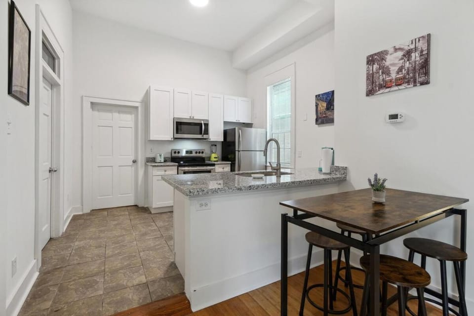 Kitchen or kitchenette, Dining area, oven