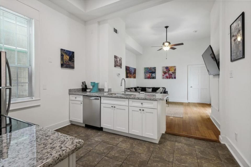 Kitchen or kitchenette, dishwasher