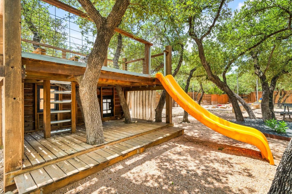 Luxury 4BR Hilltop Retreat Scenic Views House in Rio Grande