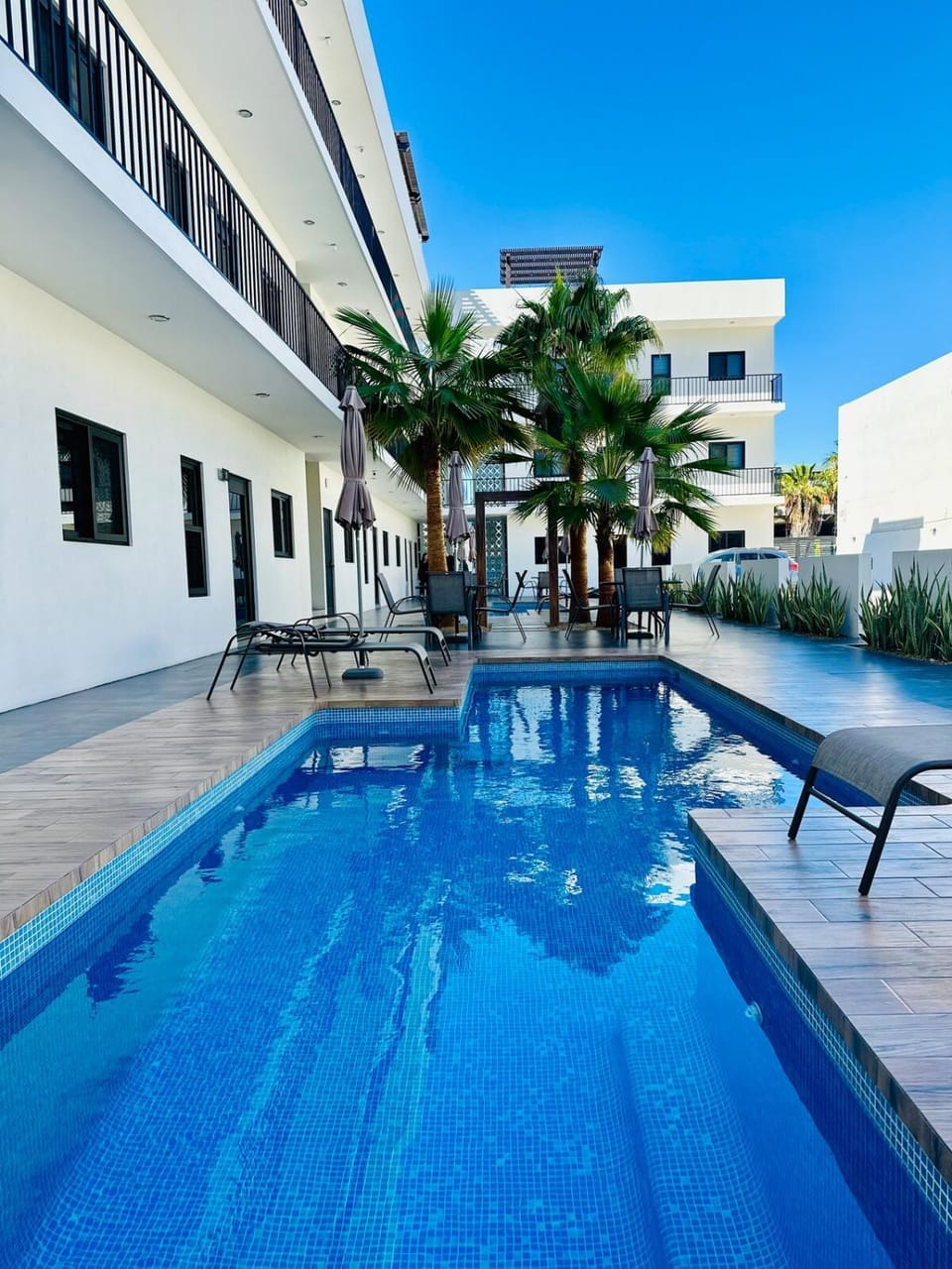Property building, Communal lounge/ TV room, Pool view, Swimming pool, Swimming pool, sunbed