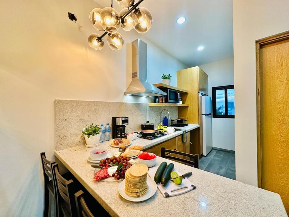 Kitchen or kitchenette, Dining area, microwave, stove