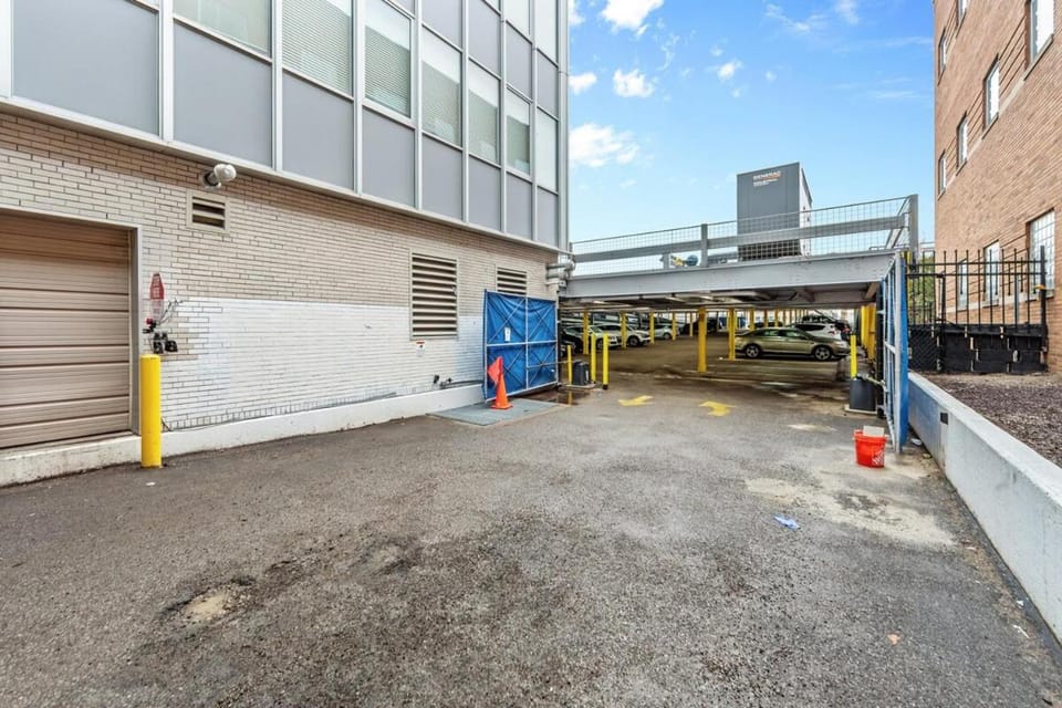 King Bed Comfort, Bidet, Fast Wi-Fi, Parking Apartment in Cleveland Heights