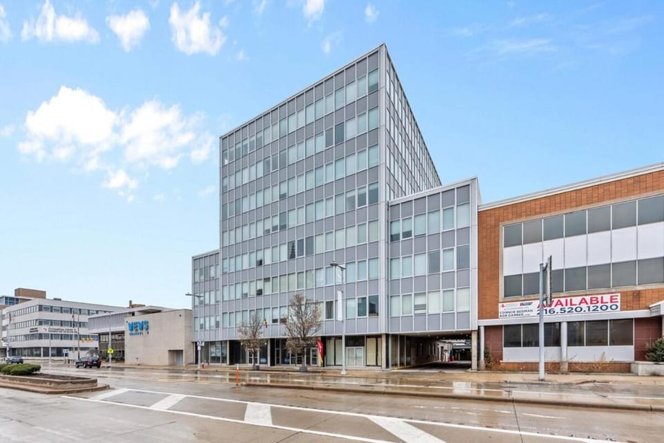 King Bed Comfort, Bidet, Fast Wi-Fi, Parking Apartment in Cleveland Heights