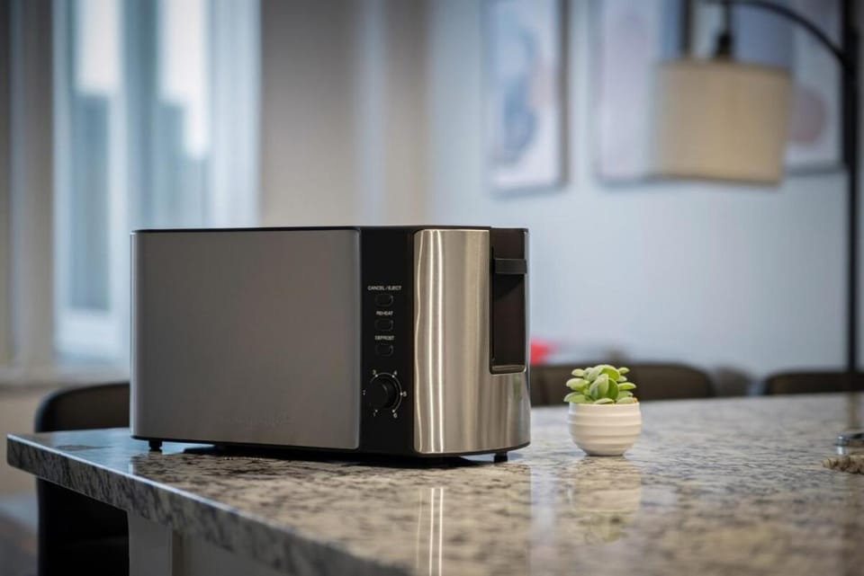 King Bed Comfort, Bidet, Fast Wi-Fi, Parking Apartment in Cleveland Heights