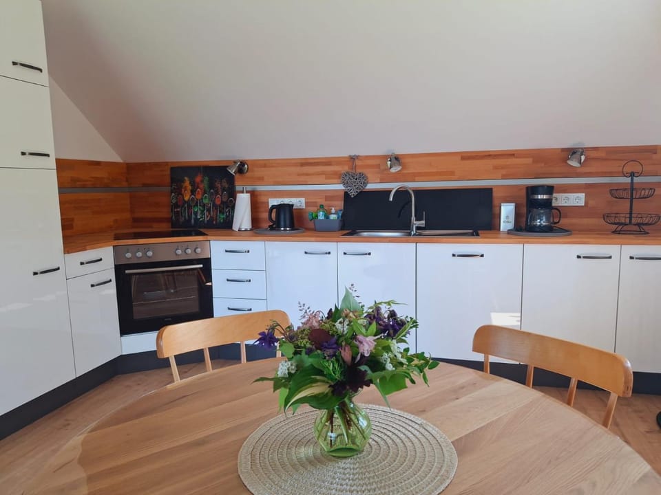 Coffee/tea facilities, Kitchen or kitchenette, Dining area, dishwasher, oven, stove, toaster
