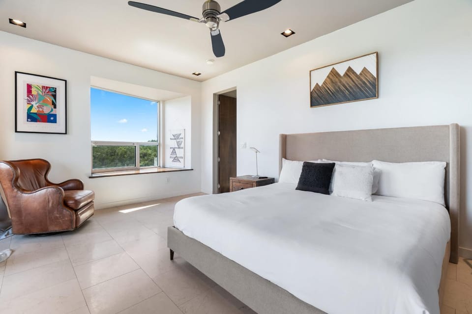 Bed, Seating area, Bedroom