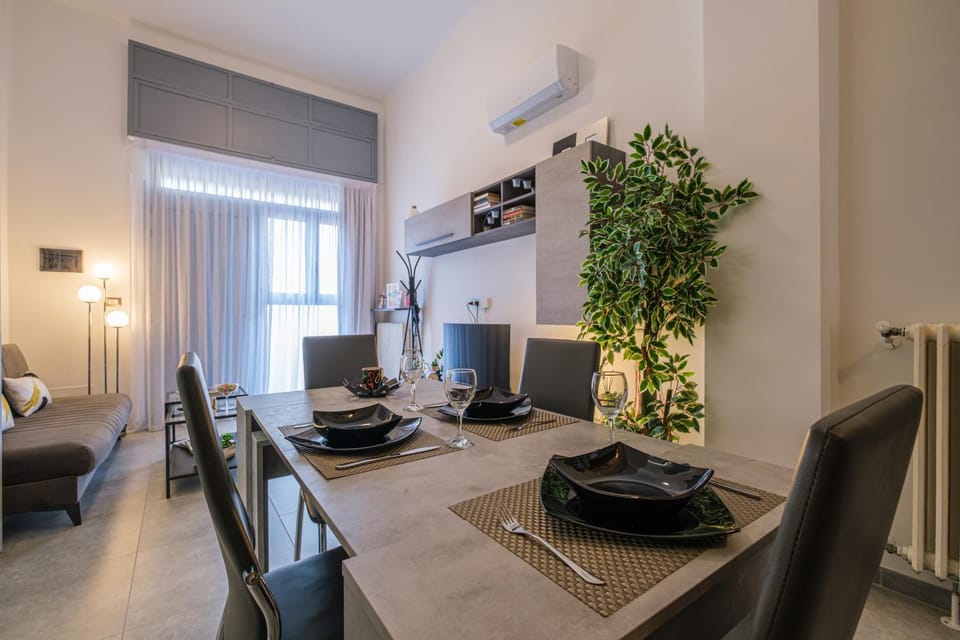 TV and multimedia, Living room, Seating area, Dining area, air conditioner