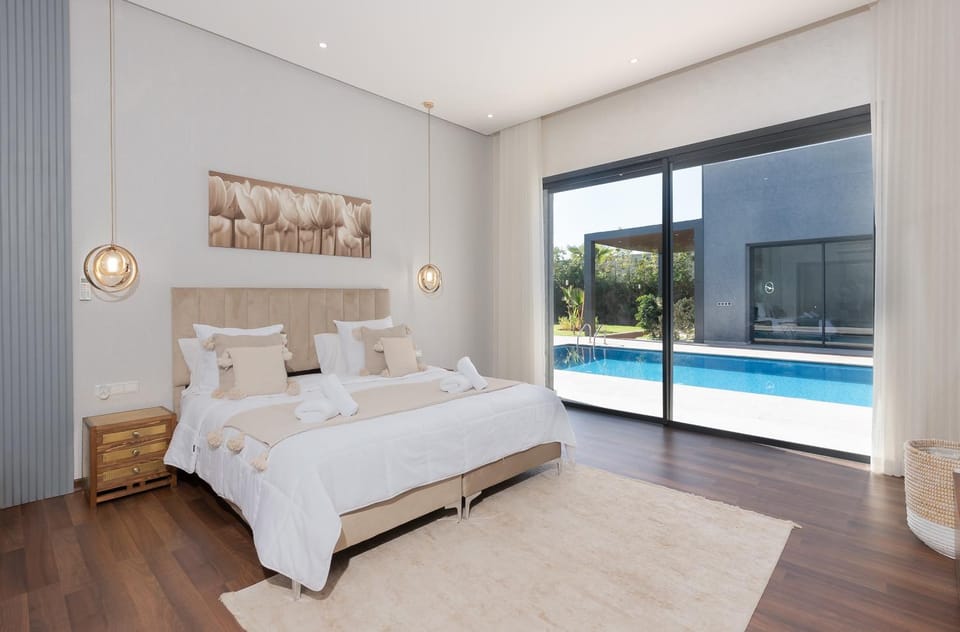 Bed, Photo of the whole room, Bedroom, Pool view, Swimming pool, towels