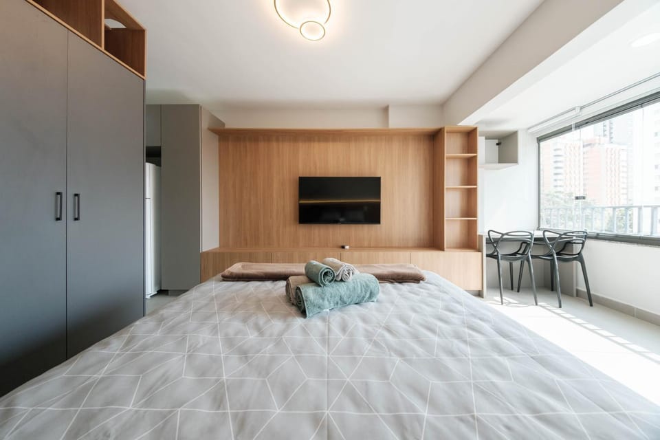 Bed, TV and multimedia, Photo of the whole room, Seating area, Evening entertainment, Bedroom, towels, wardrobe