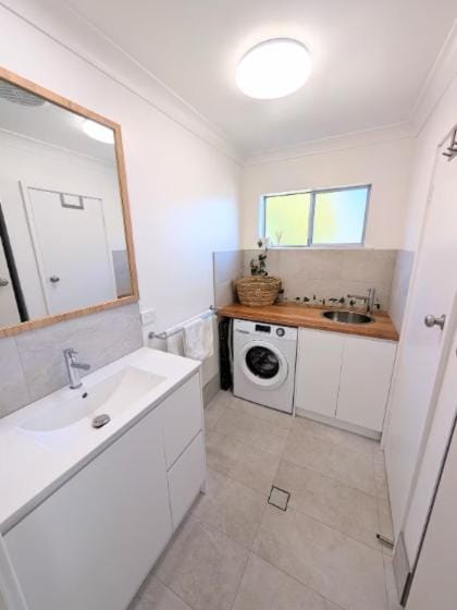 Bathroom, washing machine
