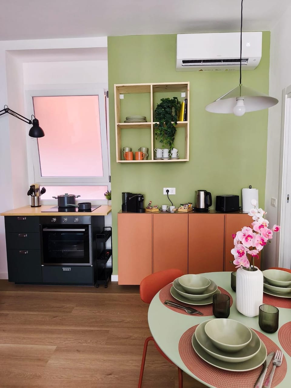 Coffee/tea facilities, Kitchen or kitchenette, Dining area, oven, stove, toaster
