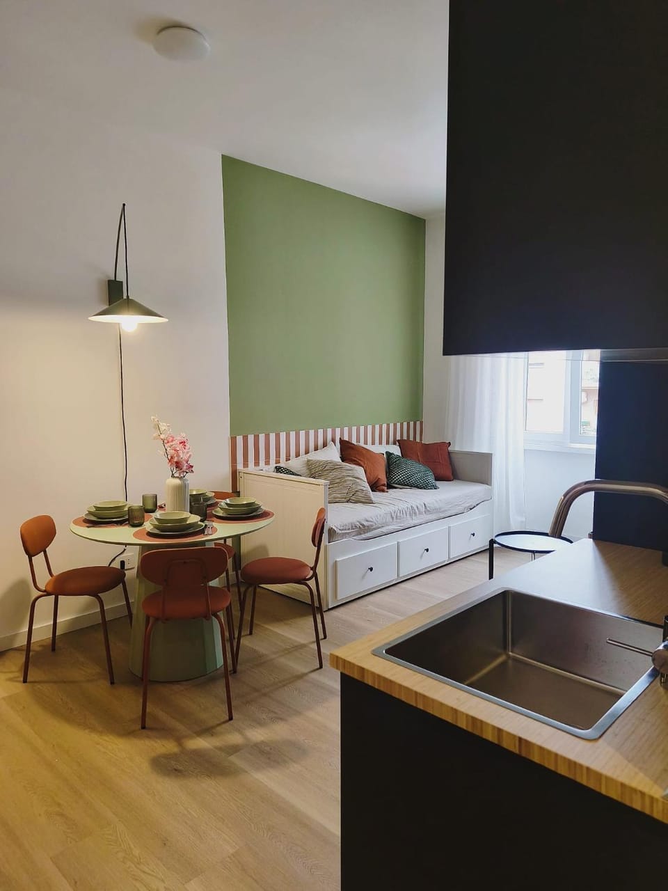 TV and multimedia, Kitchen or kitchenette, Living room, Photo of the whole room, Seating area, Dining area